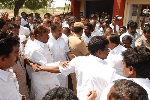 பிடிவாரண்ட் எதிரொலி: நெல்லை கோர்ட்டில் விஜயகாந்த் ஆஜர் (படங்கள்)