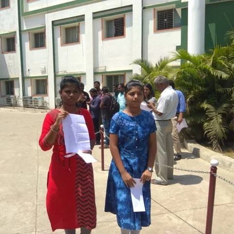 ``பாதிக்கப்பட்ட பெண்கள் பெயரை வெளியிட்ட இந்த அரசு மேல நம்பிக்கையில்லை'' - துப்பாக்கிக் கேட்டு விண்ணப்பித்த மாணவிகள்! # PollachiIssue