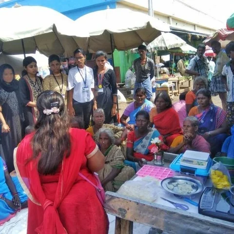 “ப்ராக்டிகலா ஏதாச்சும் செய்வோமே..!” - பூமார்கெட்டில் ஆக்ஷன் ப்ளானில் இறங்கிய கல்லூரி மாணவிகள்