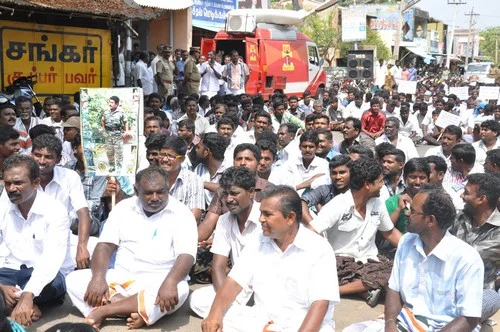 மீனவர்களை விடுவிக்க கோரி ராமேஸ்வரம் மீனவர்கள் சாலை மறியல் (படங்கள்)