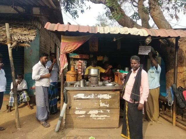 `நான் பண்ணது சின்னதுதான்; அரசு பெரிய முயற்சி எடுக்கணும்!’ - புதுக்கோட்டை டீக்கடை உரிமையாளரின் நேசக்கரம்