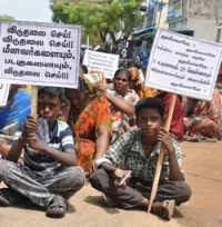 மீனவர்களை விடுவிக்க கோரி ராமேஸ்வரம் மீனவர்கள் சாலை மறியல் (படங்கள்)