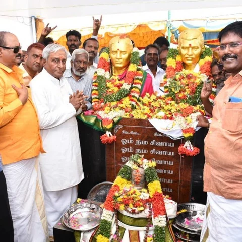 `8 வருடங்களுக்கு முன் வேண்டுதல்!'- ரஜினியின் பெற்றோருக்கு மணிமண்டபம் கட்டிய திருச்சி ரசிகர்
