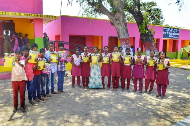 தாம் படித்த பள்ளியின் சேர்க்கைக்காக வீடு வீடாக நோட்டீஸ் கொடுக்கும் பள்ளி மாணவ மாணவிகள்..!