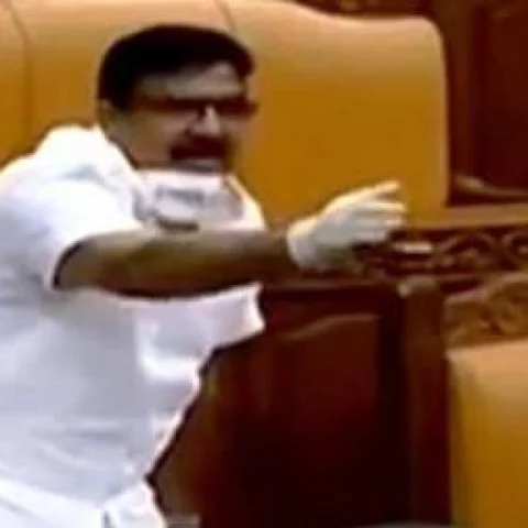 கேரள சட்டப்பேரவையை அதிரவைத்த எம்.எல்.ஏ!