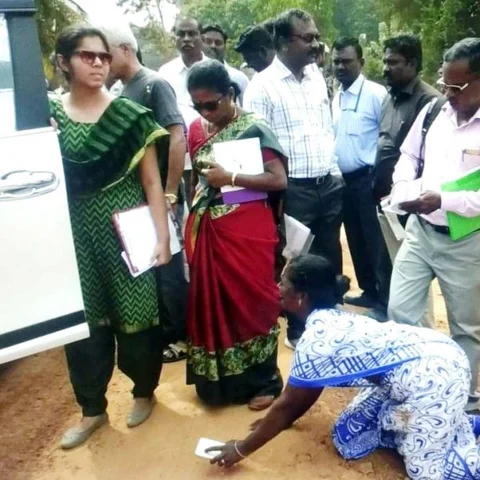 `விவசாயிகளைக் காப்பாற்றுங்கள்!' - ஆய்வுக் குழுவினரின் காலில் விழுந்த பெண்