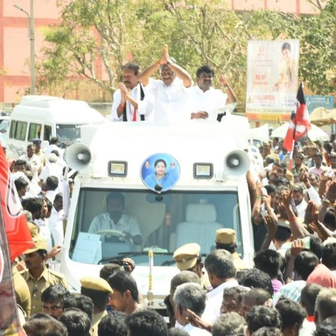 `நாங்களும் டீக்கடை நடத்தியவர்கள்தான்... ஸ்டாலினின் எண்ணம் பலிக்காது!’ - பிரசாரத்தில் அதிர்ந்த ஓ.பி.எஸ்