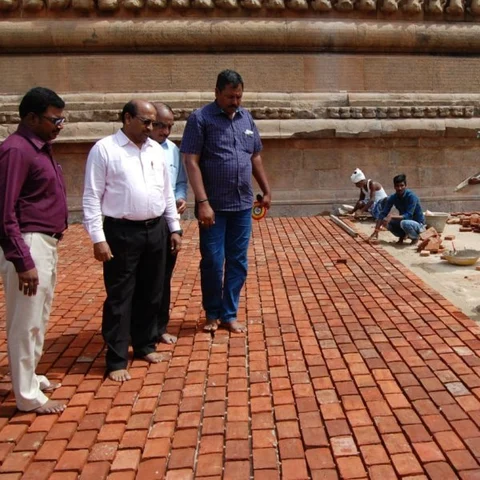 தஞ்சை பெரிய கோயிலில் பாரம்பர்ய தொழில்நுட்பமுறையில் தரைதளம்!