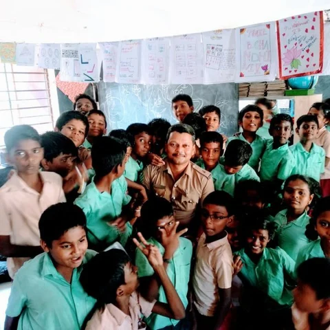 தன்னுடைய பள்ளிக்கு ஒரு லட்சம் ரூபாய் உதவி செய்த தலைமைக் காவலர்...!