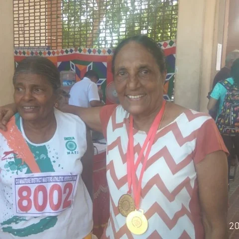பதக்கங்களுடன் சியர்ஸ் சொல்லும் 80 வயது தடகள வீராங்கனைகள்!