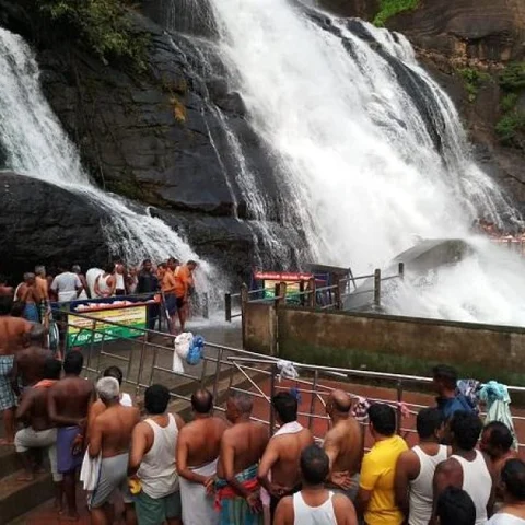 குற்றாலம் அருவியில் தாராளமாய் கொட்டும் தண்ணீர்.. ஏராளமாய் குவியும் பயணிகள்!