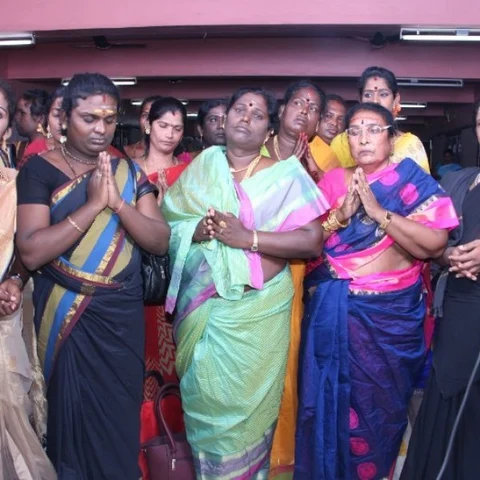 டெல்டா விவசாயிகள் சிரமப்படுவது கஷ்டமா இருக்கு! - திருநங்கைகள் பிரார்த்தனை