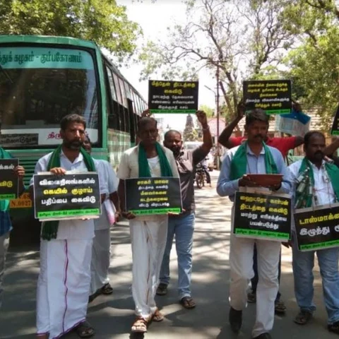 கையில் மண்சட்டி; கழுத்தில் மது பாட்டில் - மயிலாடுதுறையில் வேட்புமனு தாக்கல் செய்த விவசாயிகள்
