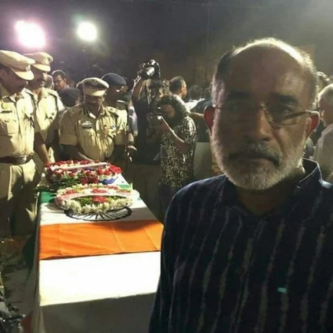சி.ஆர்.பி.எஃப் வீரர் இறுதிச் சடங்கில் செல்ஃபி! - சர்ச்சையில் சிக்கிய மத்திய அமைச்சர்