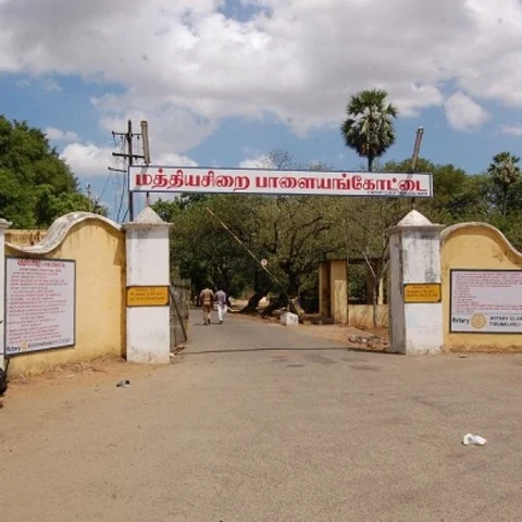 சிறையில் கைதிகளிடம் செல்போன்... அறையில் போலீஸ் அதிரடி சோதனை!
