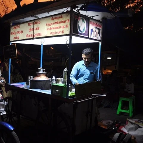 தெப்பக்குளம் முழுவதும் வீசும் நவதானிய வாசம் - மதுரையில் மிஸ் பண்ணக்கூடாத புட்டுக்கடை #MyVikatan
