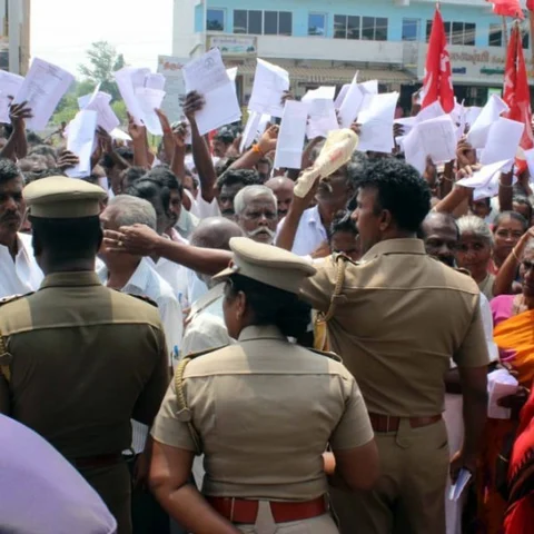 `ஆங்கிலேயர் சட்டத்தைக் கொண்டு பழங்குடியினரை மிரட்டும் வனத்துறை’ - சரியெனச் சொல்லும் ஓ.பி.எஸ்..!