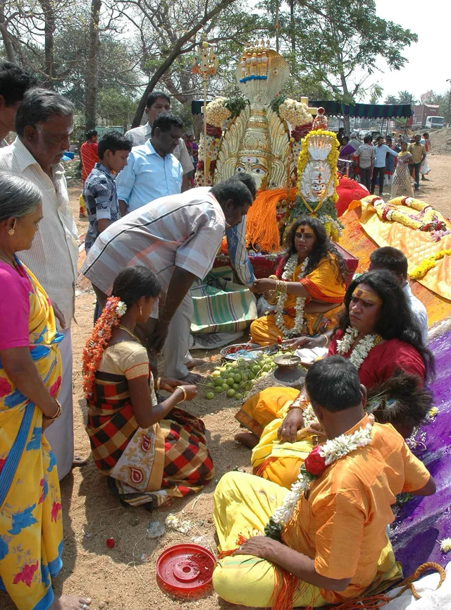 வேலூரில் மயானக் கொள்ளைத் திருவிழா கோலாகல கொண்டாட்டம்..!