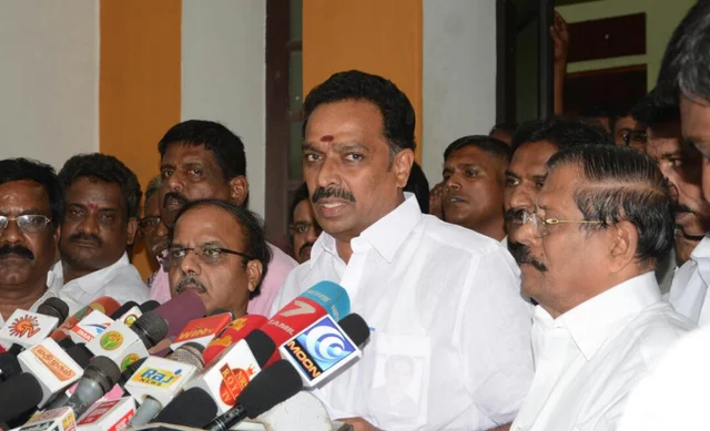 கோயம்பேடு பேருந்து நிலையத்தில் விஜயபாஸ்கர் ஆய்வு!