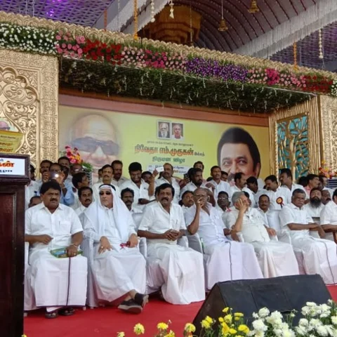 `எம்.எல்.ஏ-க்களுக்கு காசு கொடுத்து ஆட்சியைத் தக்க வைக்கிறார் எடப்பாடி!' - மு.க.ஸ்டாலின் விளாசல்