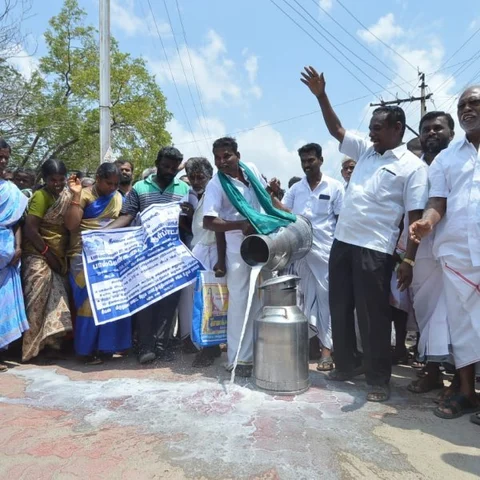 `8 ஆண்டுகளாக உயர்த்தப்படாத கொள்முதல் விலை!’ - பாலை கீழே கொட்டி உற்பத்தியாளர்கள் போராட்டம்