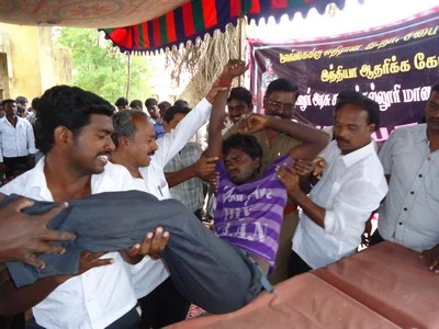 தி.மு.க.வினரை எதிர்த்து கேள்வி கேட்ட மதுரை சட்டக் கல்லூரி மாணவர்கள் (படங்கள்)