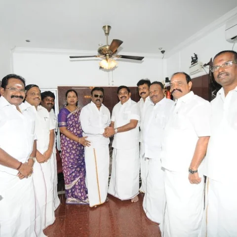 `நீடிக்கும் இழுபறி!' - விஜயகாந்த்தைச் சந்தித்தார் முதல்வர் எடப்பாடி பழனிசாமி