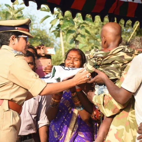 'எதற்காகவும் கலங்காதீர்கள்... நாங்கள் இருக்கிறோம்' - நிர்மலா சீதாராமன் உருக்கம்