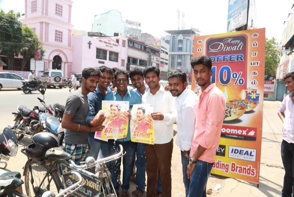 தெறி பாடல்கள் ஹிட் -கேக் வெட்டி கொண்டாடும் விஜய் ரசிகர்கள்
