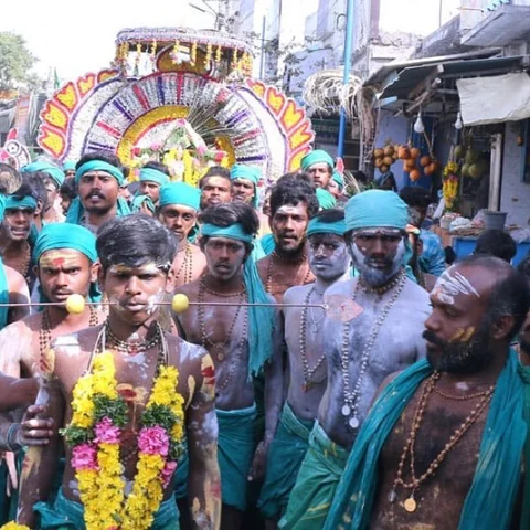 திருச்செந்தூரில் களைகட்டிய தைப்பூசத் திருவிழா - அலகு குத்தியும், காவடி எடுத்தும் நேர்த்திக்கடன் செலுத்திய பக்தர்கள்