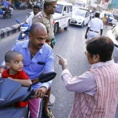 `ஹெல்மெட் வாங்க பணம் இல்லைனா, 'பைக்' எப்படி வாங்குனீங்க?' - பொதுமக்களை கேள்வி கேட்ட கிரண்பேடி