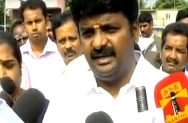 மர்ம காய்ச்சலுக்கு 4 பேர் பலி... அமைச்சர் விஜயபாஸ்கர் திடீர் ஆய்வு!