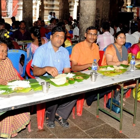 `ஆண்டாள் கோயில் பக்தர்களை முகம் சுளிக்க வைத்த நிகழ்வு' - விருதுநகர் ஆட்சியரைச் சுற்றும் சர்ச்சை!