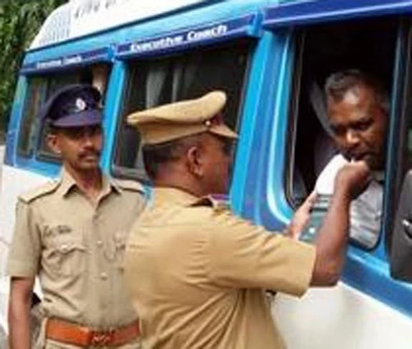 குற்றாலத்தில் 'குடி'த்து விட்டு குளிக்க முடியாது!