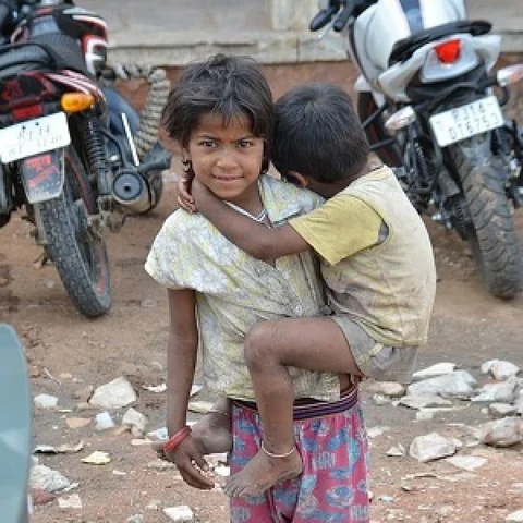 சிக்னலில் பலூன் விற்கும் சிறுவன் உறங்குவது எங்கே? #InternationalDayForStreetChildren