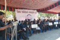 ராஜபக்சேவுக்கு மரண தண்டனை கோரி இசை கலைஞர்கள் உண்ணாவிரதம் ( படங்கள் )