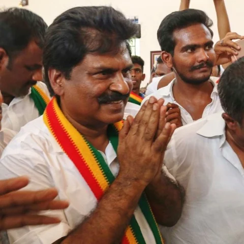 ``தனிப்பட்ட பகையை வைத்து பொன்.மாணிக்கவேல் செயல்படுகிறார்!” - கொதித்தெழுந்த கொங்கு ஈஸ்வரன்