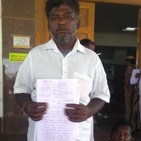 சிறுநீரகத்தைத் திருடிவிட்டார்கள்..! மாவட்ட ஆட்சியரிடம் குமுறிய கூலித் தொழிலாளி