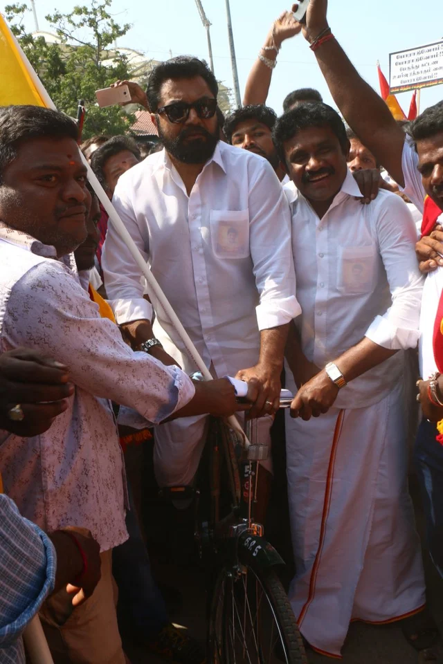 இது பாபா முத்திரை அல்ல; ஆட்டுத்தலை! ரஜினியைச் சாடிய சரத்குமார்