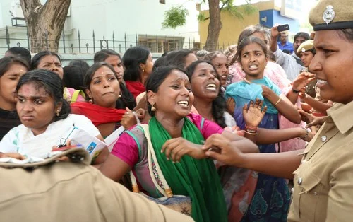 கோவை: மனு கொடுக்க வந்த மாணவர்கள் மீது போலீஸ் தடியடி!