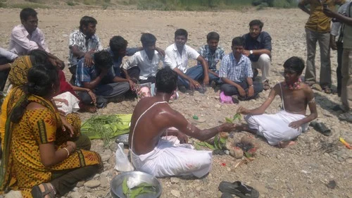 காவிரி கரையில் ராஜபக்சே, சோனியா, சுப்பிரமணிய சுவாமிக்கு திதி! (படங்கள்)