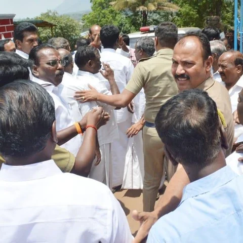 காரில் பணப்பட்டுவாடா செய்த அ.தி.மு.க-வினர்; பொறிவைத்துப் பிடித்த தி.மு.க-வினர்! - நீலகிரி தேர்தல் கலாட்டா