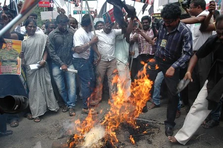 இலங்கை தூதரகத்தை முற்றுகையிட்ட வைகோ, பழ.நெடுமாறன் கைது ( படங்கள் )