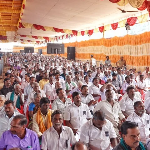 `என்.எல்.சி-க்கு ஒருபிடி மண்ணைக்கூட தரமாட்டோம்!’ - கருத்துக்கேட்பு கூட்டத்தில் விவசாயிகள் ஆவேசம்