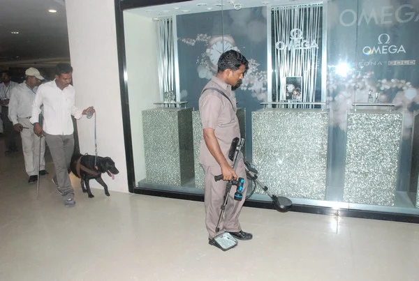 ஆவடி ரயில் நிலையம், எக்ஸ்பிரஸ் அவென்யூ உள்பட 4 இடங்களுக்கு வெடிகுண்டு மிரட்டல்! (படங்கள்)