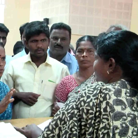 `அடிப்படை வசதி கேட்டா, டாஸ்மாக் கடை வைப்பதா?' - கலெக்டரைத் திணறடித்த கிராமப் பெண்கள்