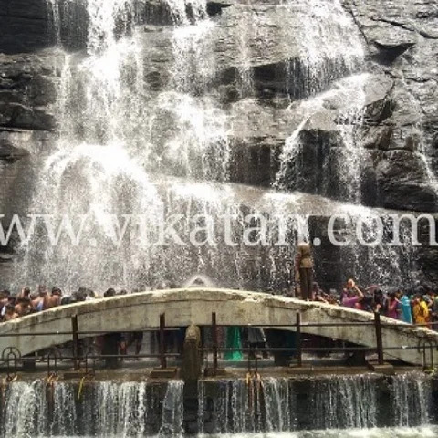 குற்றாலம் அருவிகளில் கொட்டும் தண்ணீர்!- குவியும் சுற்றுலாப் பயணிகள்