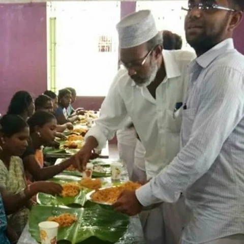 துப்புரவுப் பணியாளர்களுக்கு விருந்தளித்து நன்றி தெரிவித்த ஊர்மக்கள்!