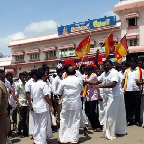 காவிரி மேலாண்மை வாரியம் கோரி ச.ம.க தொண்டர் தீக்குளிக்க முயற்சி!