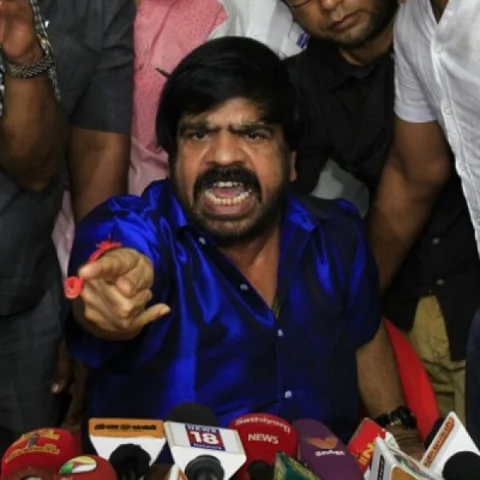 ‘நேத்து சமைச்சவன், சமையல்ல விஷம் கலந்துட்டா சாப்பிடுவீங்களா?’ பொன்.ராதாகிருஷ்ணனைச் சாடும் டி.ராஜேந்தர்!